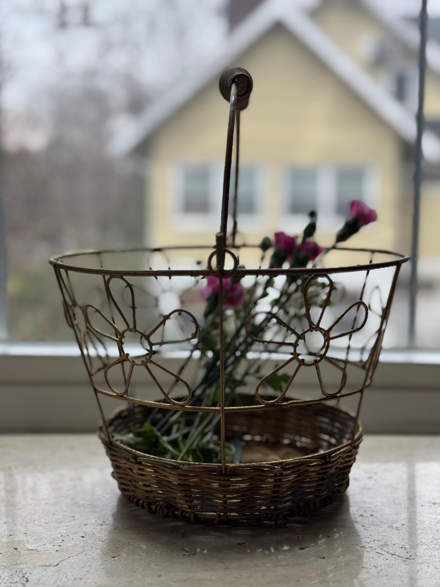 Vintage Wire Basket with Unique Daisies Design, Decorative Wire Farmhouse Décor, Country Home, Farmhouse Chic Boho Home Decor
