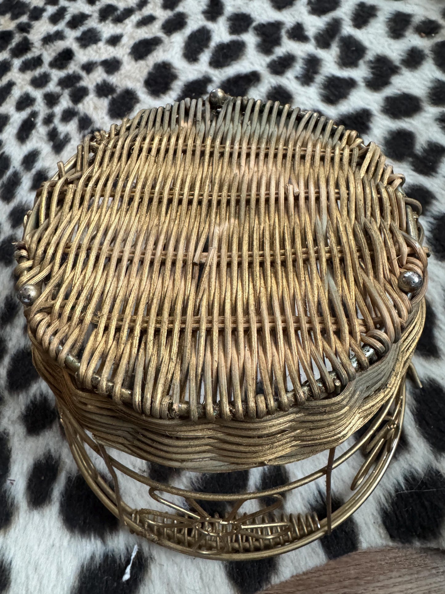 Vintage Wire Basket with Unique Daisies Design, Decorative Wire Farmhouse Décor, Country Home, Farmhouse Chic Boho Home Decor