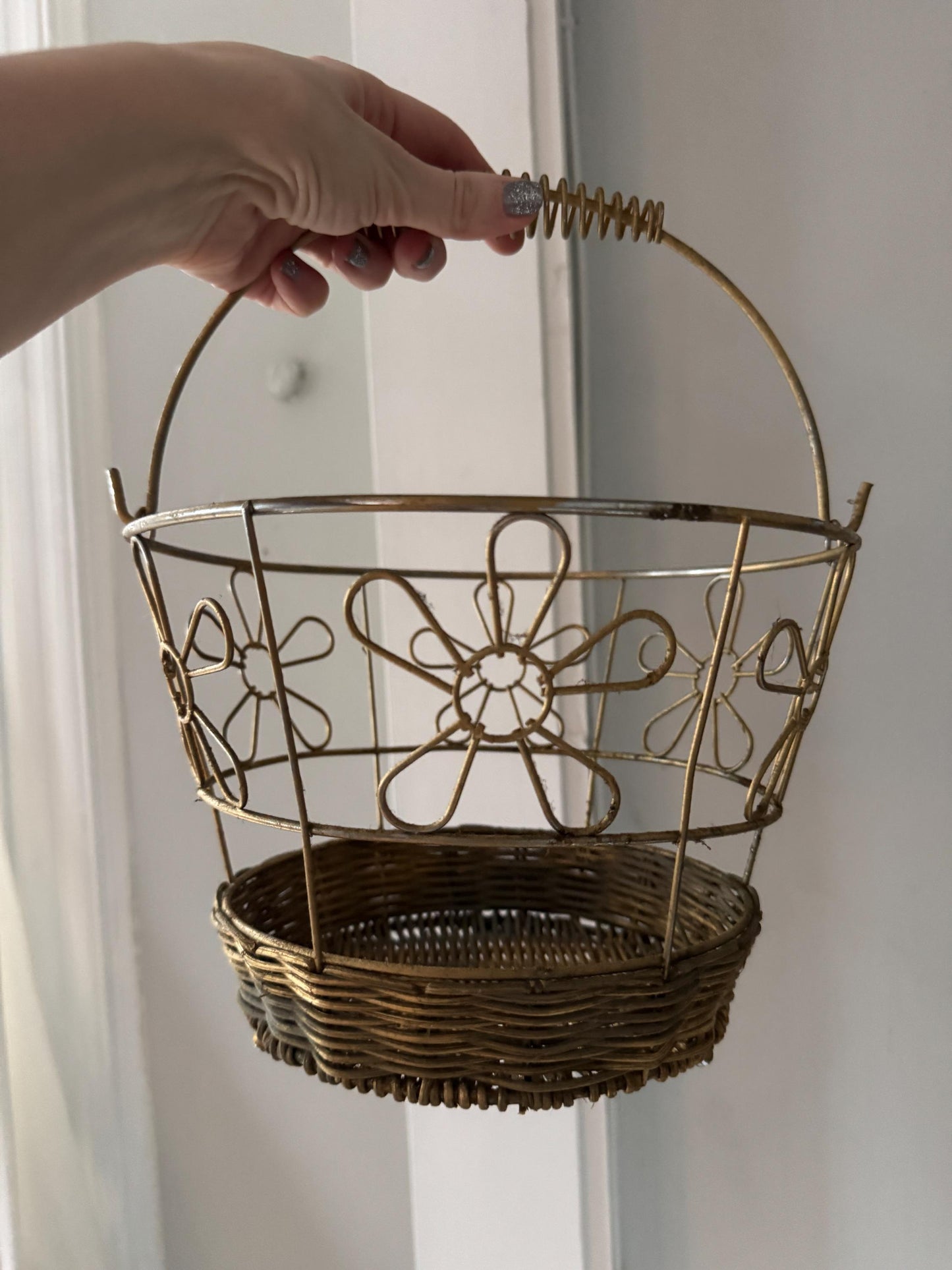 Vintage Wire Basket with Unique Daisies Design, Decorative Wire Farmhouse Décor, Country Home, Farmhouse Chic Boho Home Decor