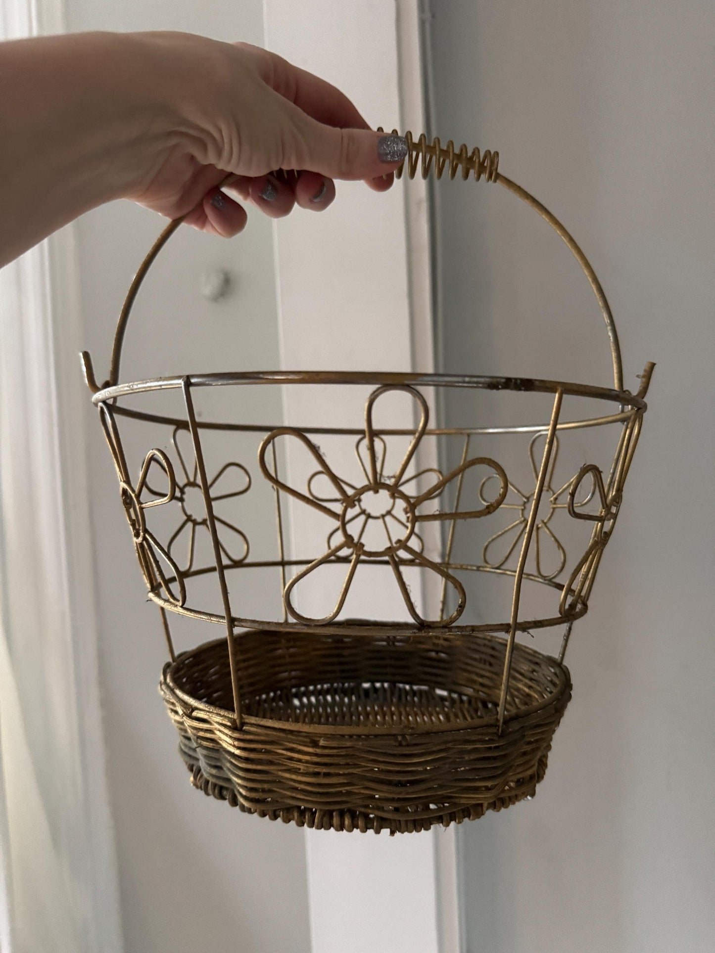 Vintage Wire Basket with Unique Daisies Design, Decorative Wire Farmhouse Décor, Country Home, Farmhouse Chic Boho Home Decor