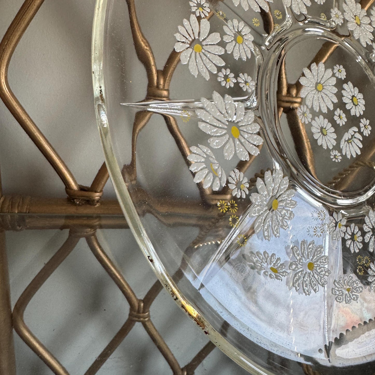 60s Round Platter Tray Painted White Daisies, Daisy Serving Dish Plate, Vintage 1960s MCM George Briard Serving Platter for Appetizers 12"